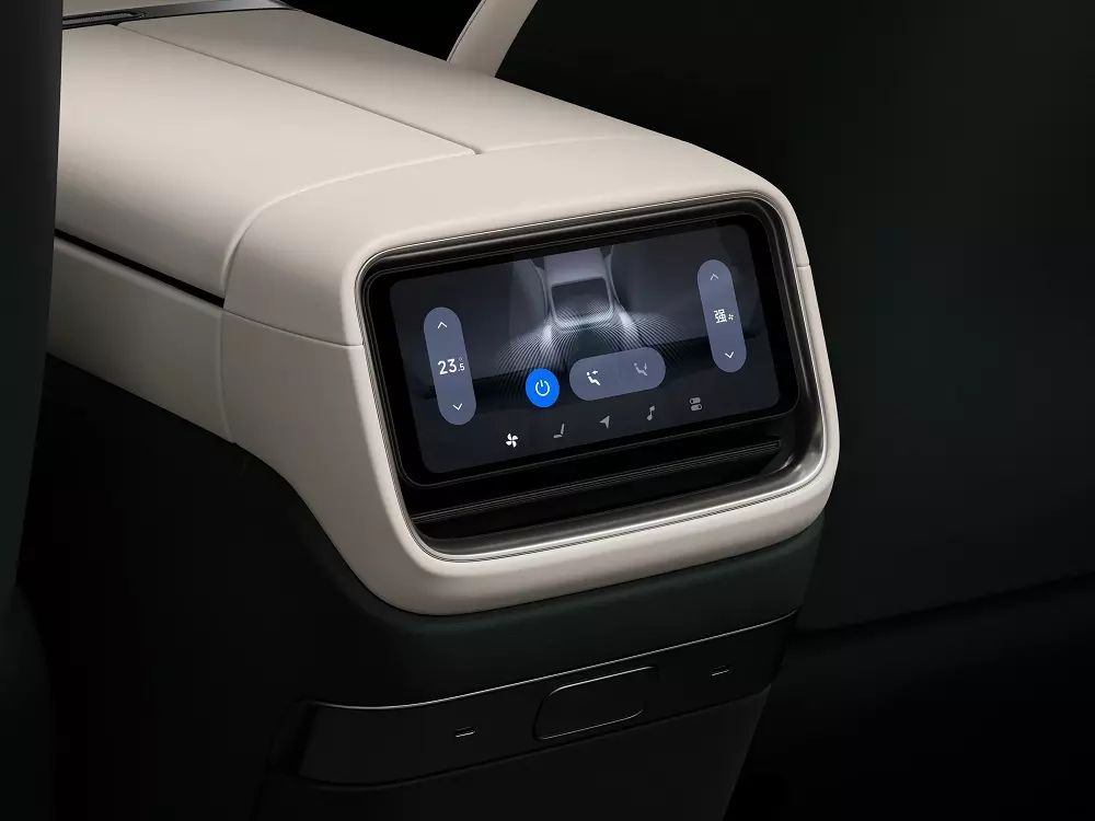 Màn hình tích hợp vào bệ tì tay trung tâm hàng ghế trước để phục vụ hành khách phía sau của Xiaomi YU7 Màn hình tích hợp vào bệ tì tay trung tâm hàng ghế trước để phục vụ hành khách phía sau của Xiaomi YU7