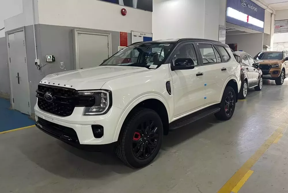 Cận cảnh phiên bản mới của mẫu SUV hạng D bán chạy nhất Việt Nam Ford Everest tại đại lý Cận cảnh phiên bản mới của mẫu SUV hạng D bán chạy nhất Việt Nam Ford Everest tại đại lý