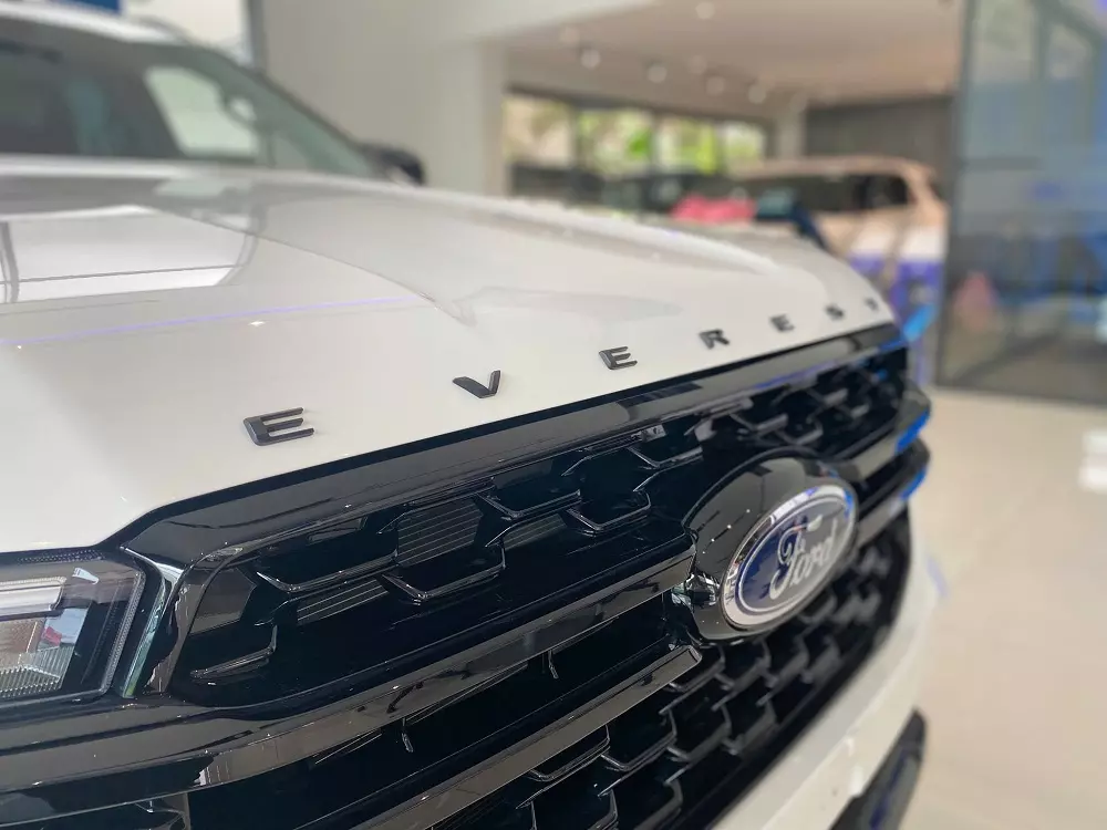 Logo Everest màu đen trên nắp ca-pô của Ford Everest Sport phiên bản đặc biệt Logo Everest màu đen trên nắp ca-pô của Ford Everest Sport phiên bản đặc biệt