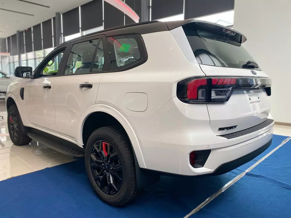 Nóc và cánh gió của Ford Everest Sport phiên bản đặc biệt cũng sơn màu đen Nóc và cánh gió của Ford Everest Sport phiên bản đặc biệt cũng sơn màu đen