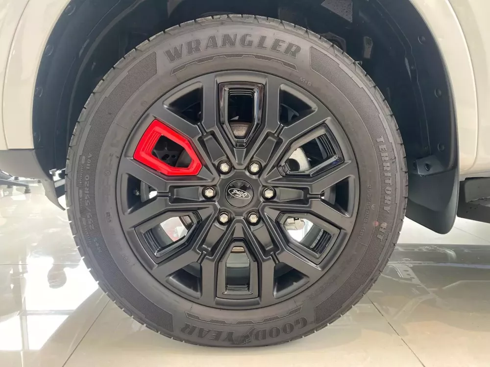 Bộ vành 20 inch phối 2 màu đen - đỏ của Ford Everest Sport phiên bản đặc biệt Bộ vành 20 inch phối 2 màu đen - đỏ của Ford Everest Sport phiên bản đặc biệt