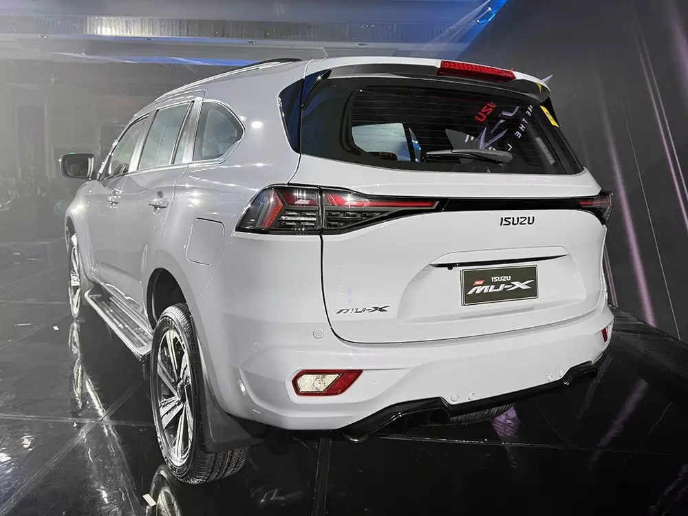 Đèn hậu của Isuzu mu-X 2025 cũng được làm mới Đèn hậu của Isuzu mu-X 2025 cũng được làm mới