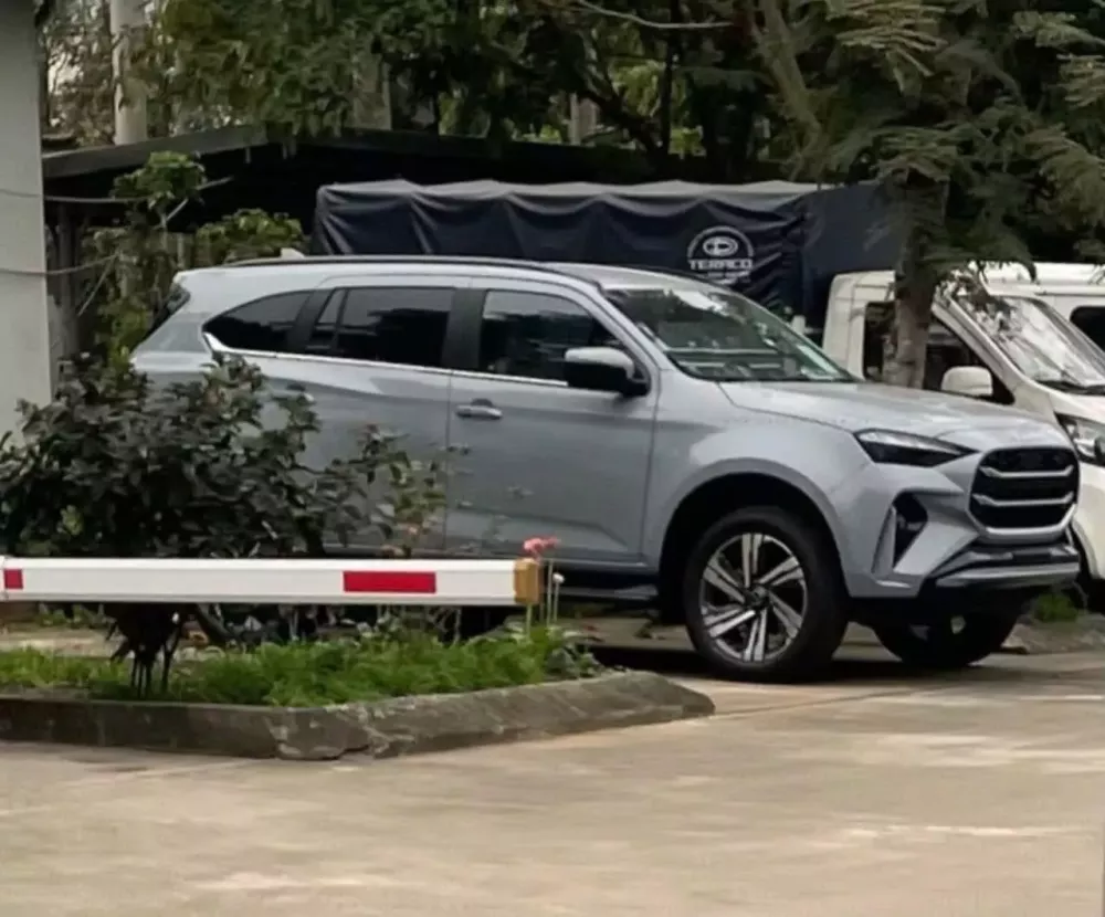 Những chiếc Isuzu mu-X 2025 xuất hiện tại Trung tâm kiểm định khí thải ở Hà Nội vào đầu năm nay Những chiếc Isuzu mu-X 2025 xuất hiện tại Trung tâm kiểm định khí thải ở Hà Nội vào đầu năm nay