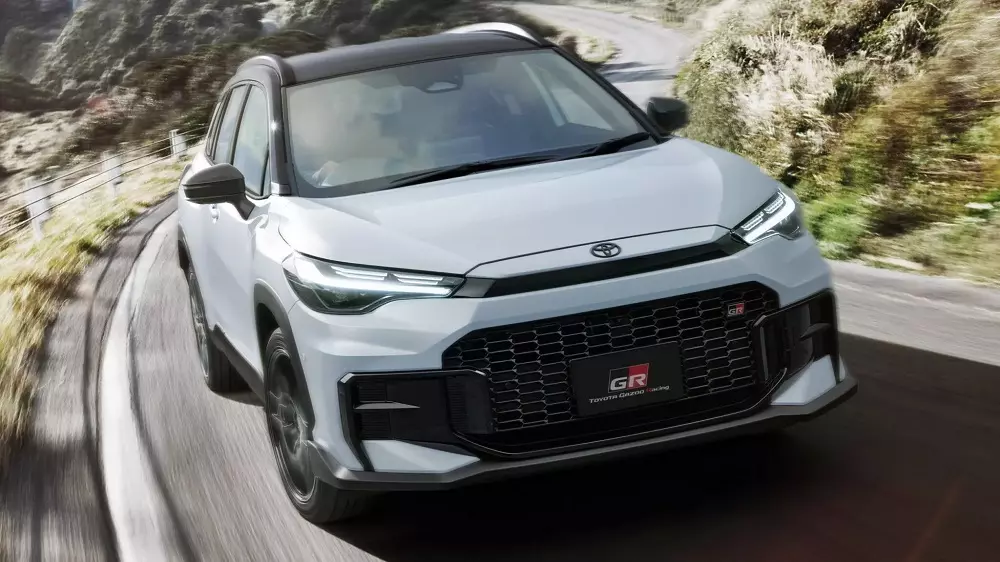 Toyota Corolla Cross GR Sport 2025 sở hữu đèn xi-nhan chiếu mũi tên xuống mặt đường Toyota Corolla Cross GR Sport 2025 sở hữu đèn xi-nhan chiếu mũi tên xuống mặt đường