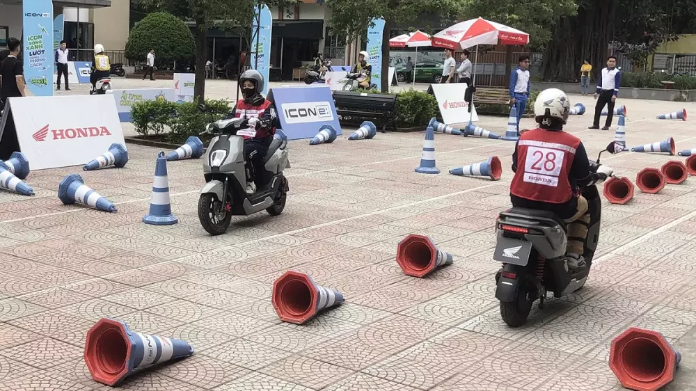 Học sinh tham gia thực hành lái thử và rèn luyện kỹ năng xử lý tình huống giao thông thực tế cùng mẫu xe điện Honda ICON e:. Học sinh tham gia thực hành lái thử và rèn luyện kỹ năng xử lý tình huống giao thông thực tế cùng mẫu xe điện Honda ICON e:.