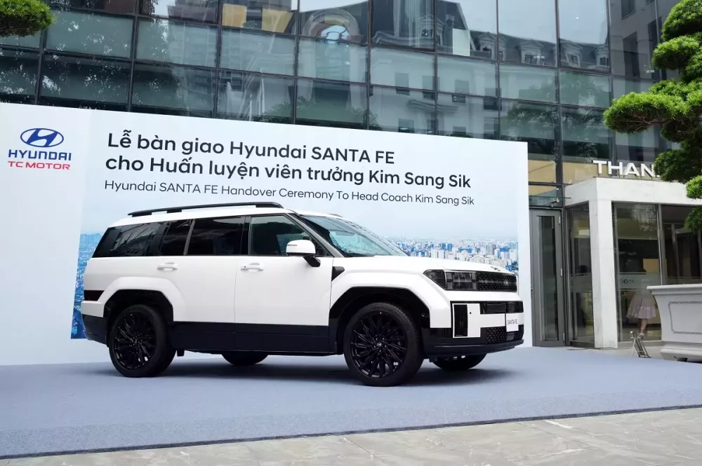 Chiếc Hyundai Santa Fe Calligraphy 2.5 Turbo của HLV Kim Sang-sik Chiếc Hyundai Santa Fe Calligraphy 2.5 Turbo của HLV Kim Sang-sik