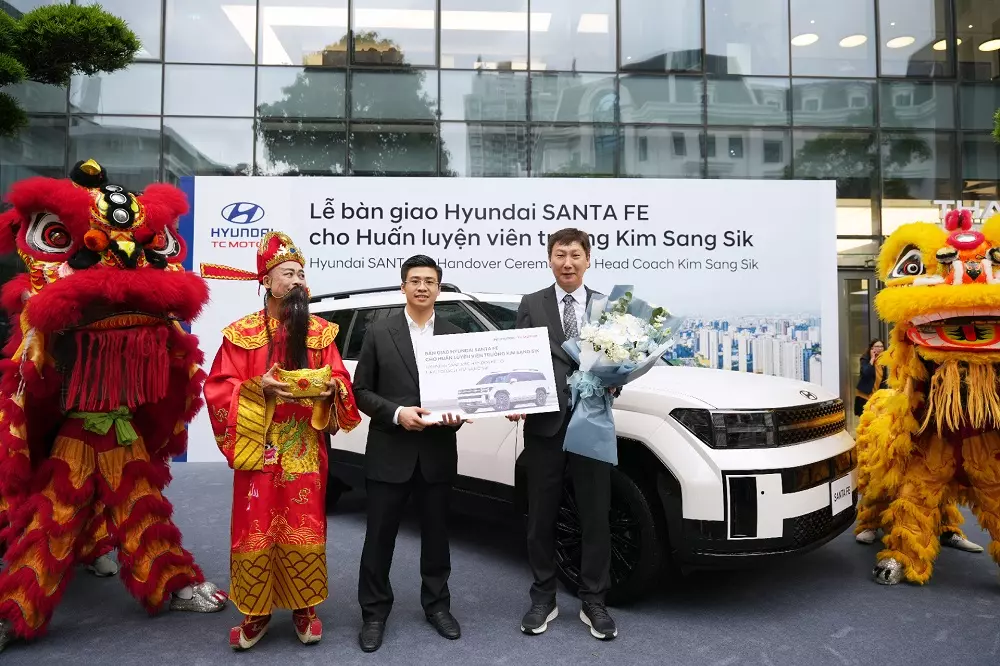 Hyundai Santa Fe trị giá hơn 1,3 tỷ đồng được bàn giao cho HLV bóng đá Kim Sang-sik Hyundai Santa Fe trị giá hơn 1,3 tỷ đồng được bàn giao cho HLV bóng đá Kim Sang-sik