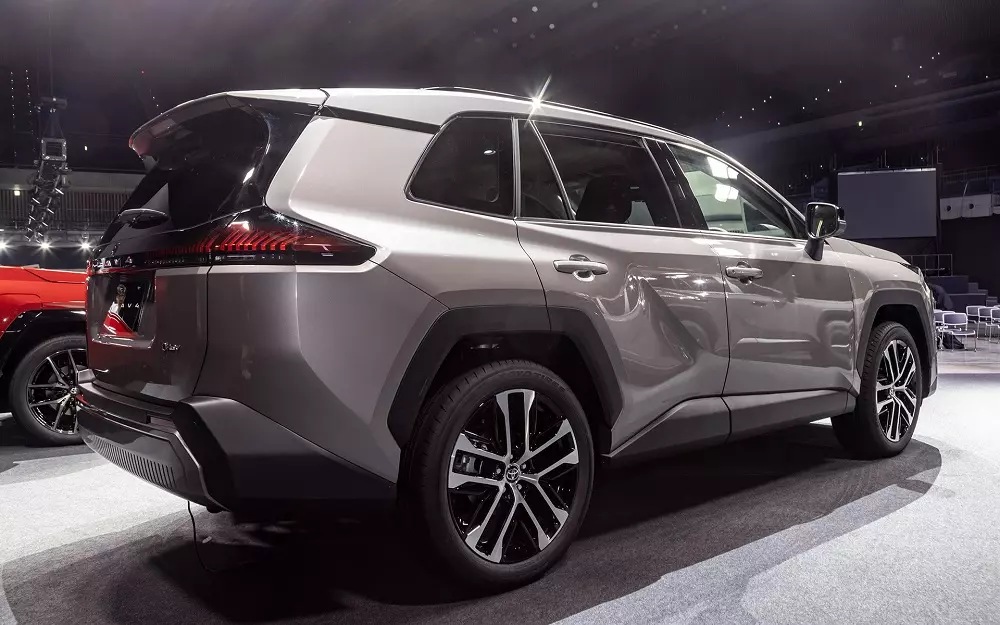 Toyota RAV4 2026 phong cách Core nhìn bên sườn Toyota RAV4 2026 phong cách Core nhìn bên sườn