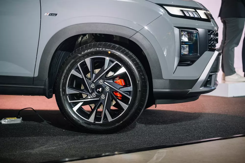 Vành 18 inch với cùm phanh màu đỏ của Hyundai Creta 2025 bản N Line Vành 18 inch với cùm phanh màu đỏ của Hyundai Creta 2025 bản N Line