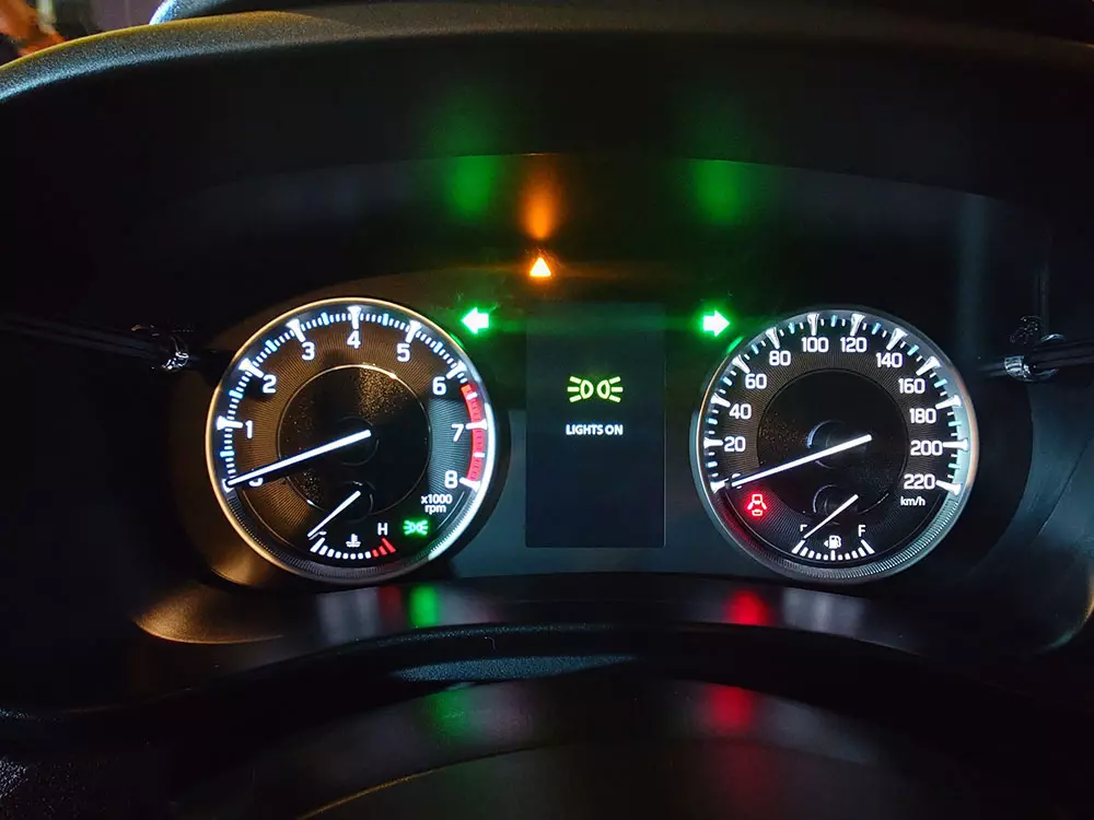 Suzuki Fronx dùng bảng đồng hồ analog với màn hình đa thông tin nhỏ Suzuki Fronx dùng bảng đồng hồ analog với màn hình đa thông tin nhỏ