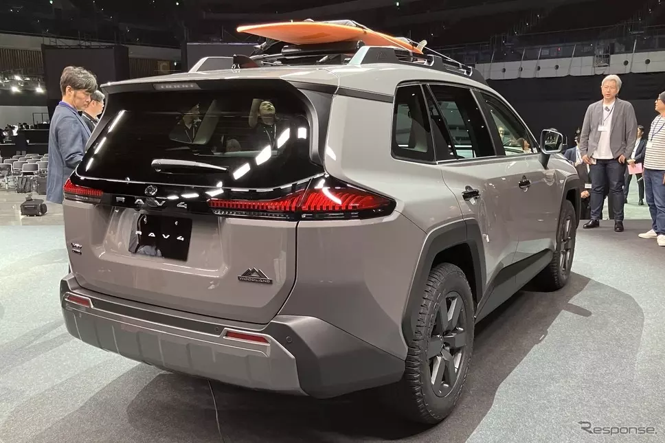 Toyota RAV4 Adventure 2026 nhìn từ phía sau Toyota RAV4 Adventure 2026 nhìn từ phía sau