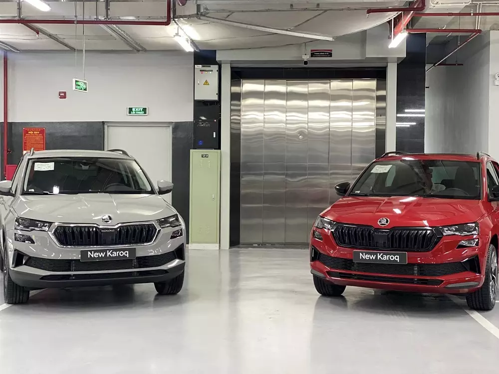 Skoda Karoq 2025 phiên bản Premium (màu ghi) và Sportline (màu đỏ) Skoda Karoq 2025 phiên bản Premium (màu ghi) và Sportline (màu đỏ)