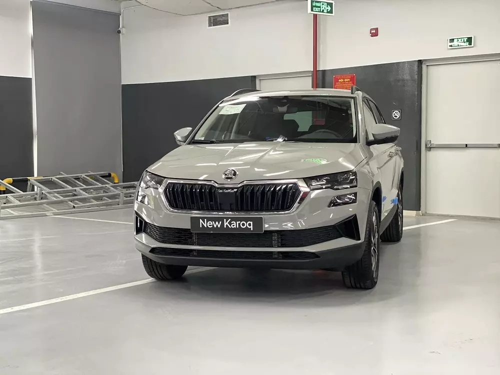 Skoda Karoq 2025 phiên bản Premium được trang bị nhiều chi tiết mạ crôm thay vì sơn đen Skoda Karoq 2025 phiên bản Premium được trang bị nhiều chi tiết mạ crôm thay vì sơn đen