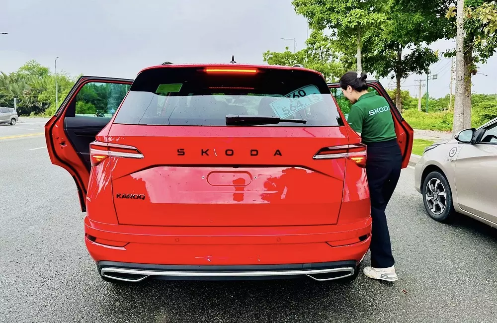 Tem chữ nổi trên cửa cốp của Skoda Karoq Sportline đều sơn màu đen Tem chữ nổi trên cửa cốp của Skoda Karoq Sportline đều sơn màu đen