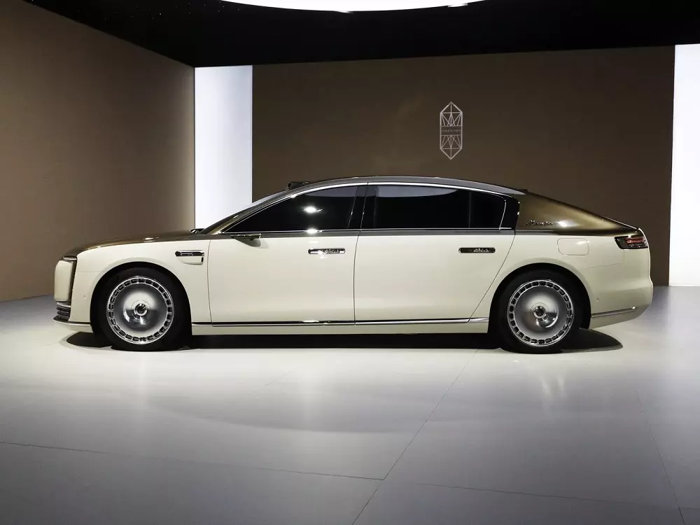 Maextro S800 có kích thước lớn hơn cả Mercedes-Maybach S-Class. Maextro S800 có kích thước lớn hơn cả Mercedes-Maybach S-Class.