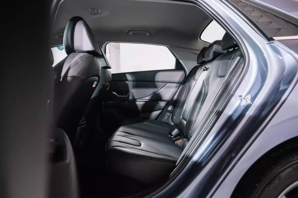Hàng ghế sau của Hyundai Elantra 2025 Hàng ghế sau của Hyundai Elantra 2025