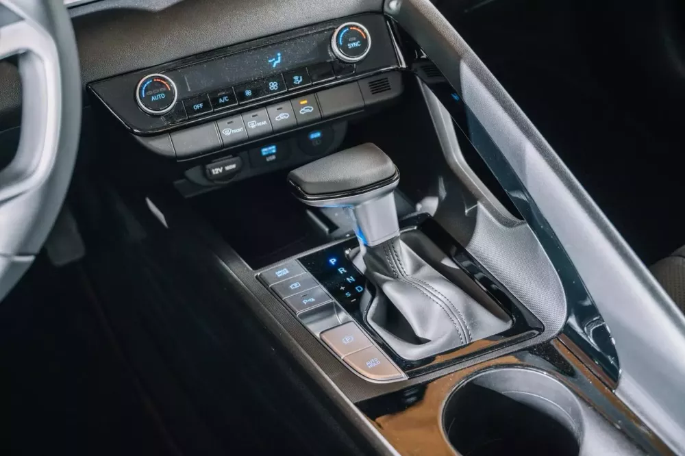 Cụm điều khiển trung tâm của Hyundai Elantra 2025 Cụm điều khiển trung tâm của Hyundai Elantra 2025