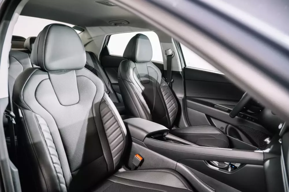 Hàng ghế trước của Hyundai Elantra 2025 Hàng ghế trước của Hyundai Elantra 2025