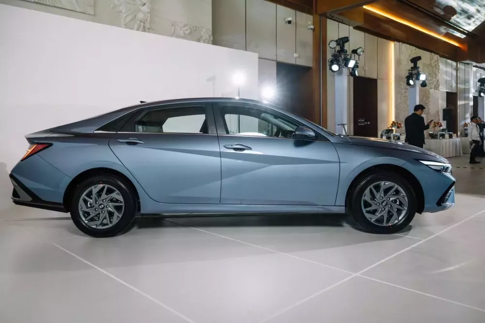 Hyundai Elantra 2025 nhìn từ bên sườn Hyundai Elantra 2025 nhìn từ bên sườn