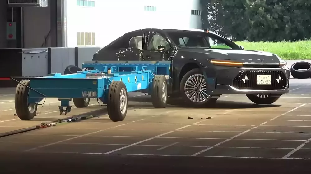 Xe Bộ trưởng của Toyota đạt danh hiệu ô tô an toàn nhất Nhật Bản