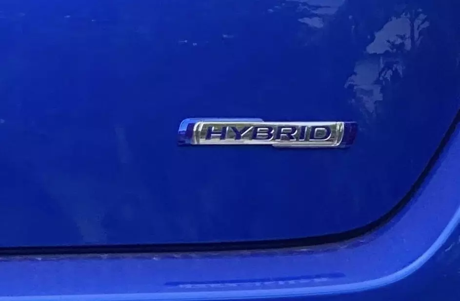 Logo Hybrid trên cửa cốp sau của chiếc Suzuki Swift 2025 tại Việt Nam Logo Hybrid trên cửa cốp sau của chiếc Suzuki Swift 2025 tại Việt Nam