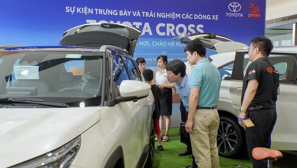 Anh Văn Tuấn càng ấn tượng với Yaris Cross hơn khi trực tiếp nhìn và trải nghiệm lái với Yaris Cross. Anh Văn Tuấn càng ấn tượng với Yaris Cross hơn khi trực tiếp nhìn và trải nghiệm lái với Yaris Cross.