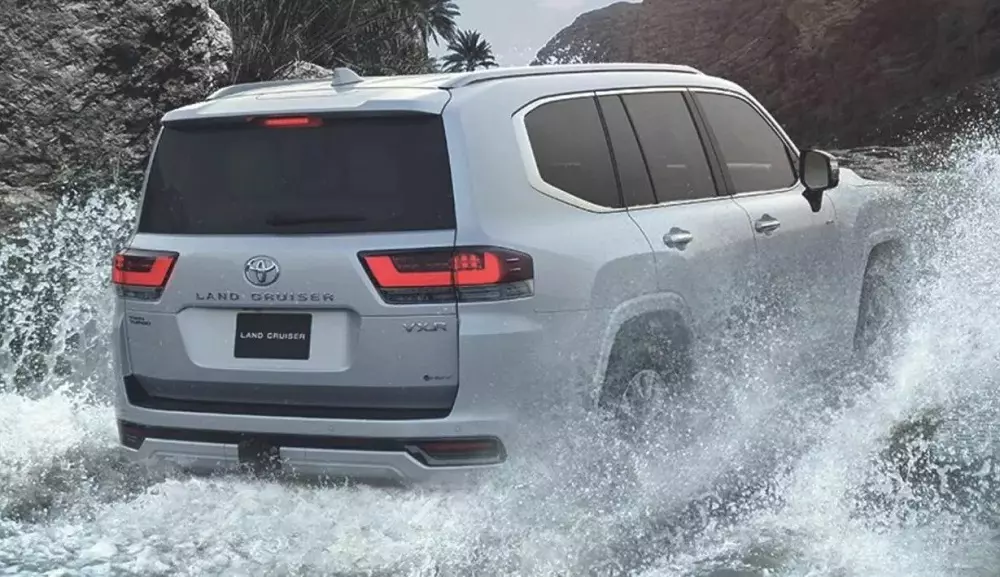 Toyota Land Cruiser Hybrid 2025 có thêm logo HEV ở cửa cốp sau Toyota Land Cruiser Hybrid 2025 có thêm logo HEV ở cửa cốp sau