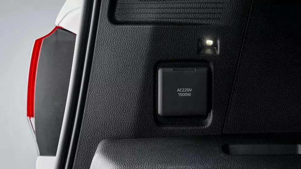 Ổ cắm điện bên trong khoang hành lý của Toyota Land Cruiser Hybrid 2025 Ổ cắm điện bên trong khoang hành lý của Toyota Land Cruiser Hybrid 2025