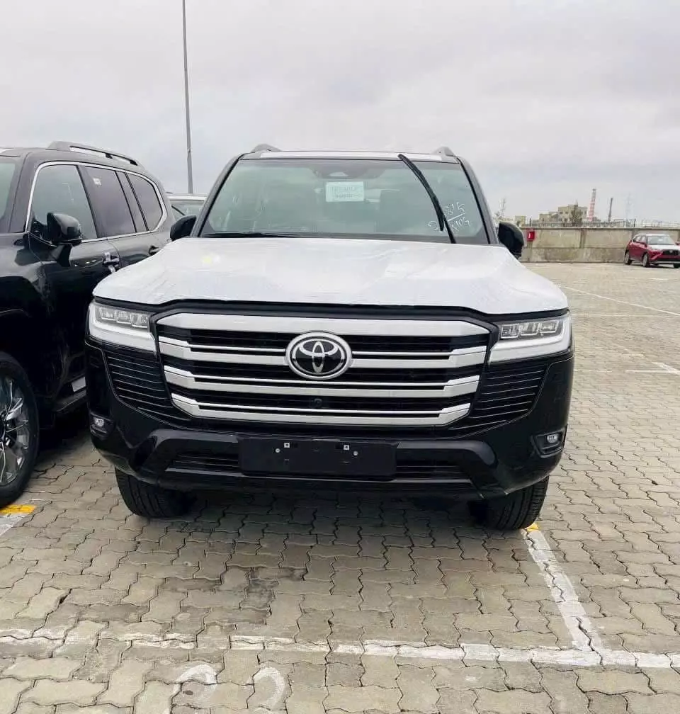Toyota Land Cruiser LC300 2025 có thêm đèn mới Toyota Land Cruiser LC300 2025 có thêm đèn mới