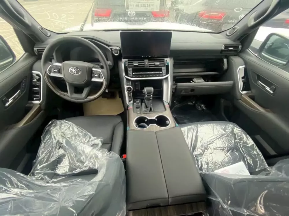 Toyota Land Cruiser LC300 2025 có thêm bảng đồng hồ kỹ thuật số mới Toyota Land Cruiser LC300 2025 có thêm bảng đồng hồ kỹ thuật số mới
