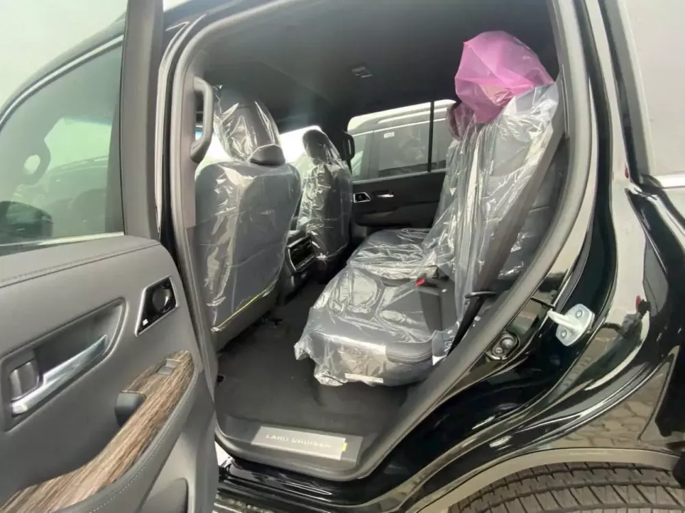 Hàng ghế sau của Toyota Land Cruiser LC300 2025 Hàng ghế sau của Toyota Land Cruiser LC300 2025