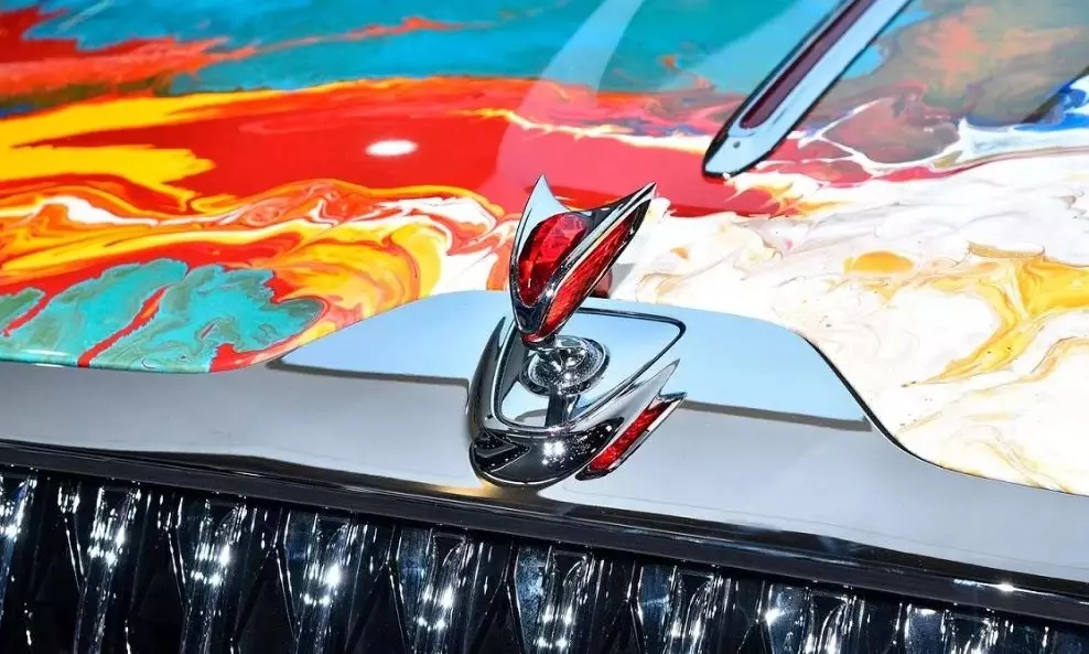 Hongqi emblem on the bonnet