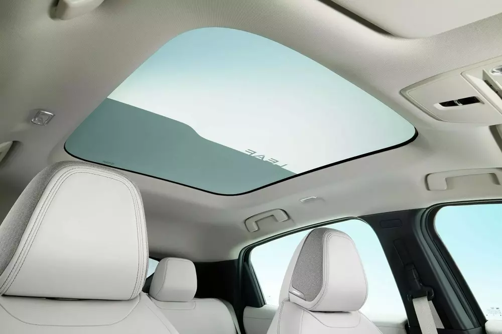Cửa sổ trời với kính điện sắc của Nissan Leaf 2026 Cửa sổ trời với kính điện sắc của Nissan Leaf 2026