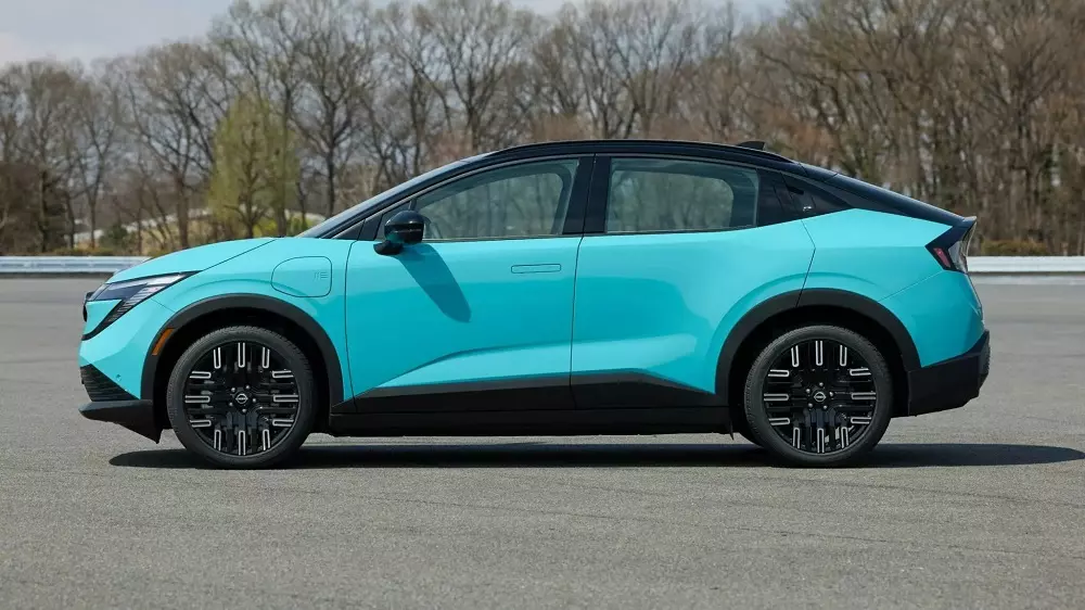 Nissan Leaf 2026 nhìn từ bên sườn Nissan Leaf 2026 nhìn từ bên sườn