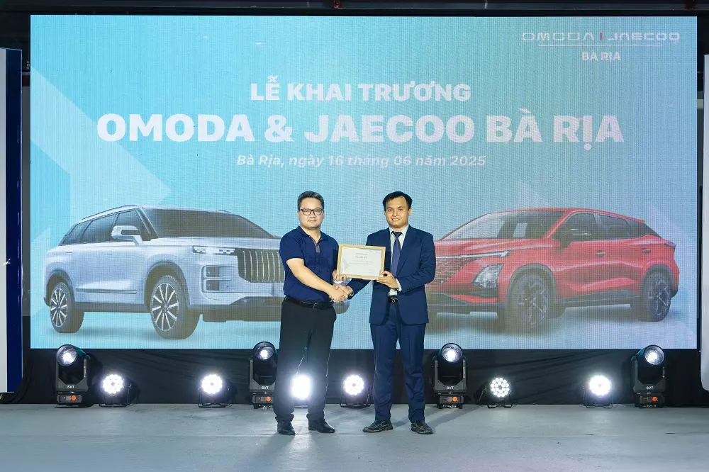 Ông Nguyễn Đăng Quang, Phó Tổng Giám đốc Omoda & Jaecoo Việt Nam, trao bằng chứng nhận nhà phân phối chính hãng Ông Nguyễn Đăng Quang, Phó Tổng Giám đốc Omoda & Jaecoo Việt Nam, trao bằng chứng nhận nhà phân phối chính hãng