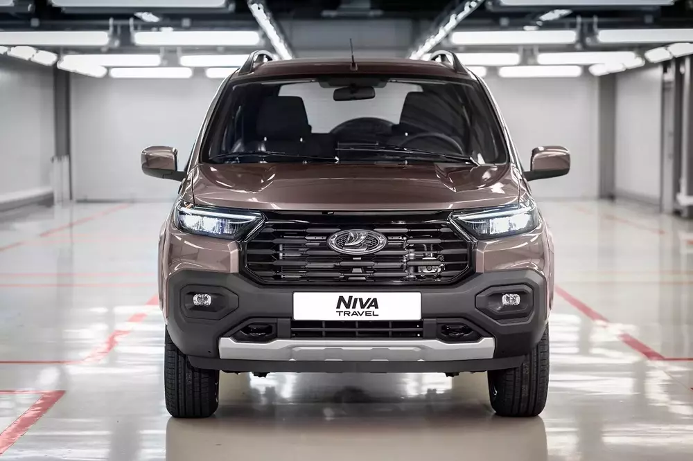 Cận cảnh khu vực đầu xe của Lada Niva Travel 2025 Cận cảnh khu vực đầu xe của Lada Niva Travel 2025
