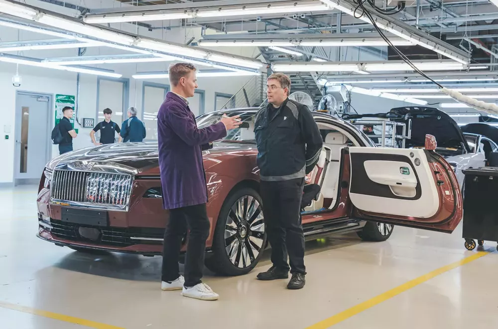 Ông Denton (bên phải) giải thích cách chiếc Rolls-Royce Spectre đầu tiên được sản xuất. Ông Denton (bên phải) giải thích cách chiếc Rolls-Royce Spectre đầu tiên được sản xuất.