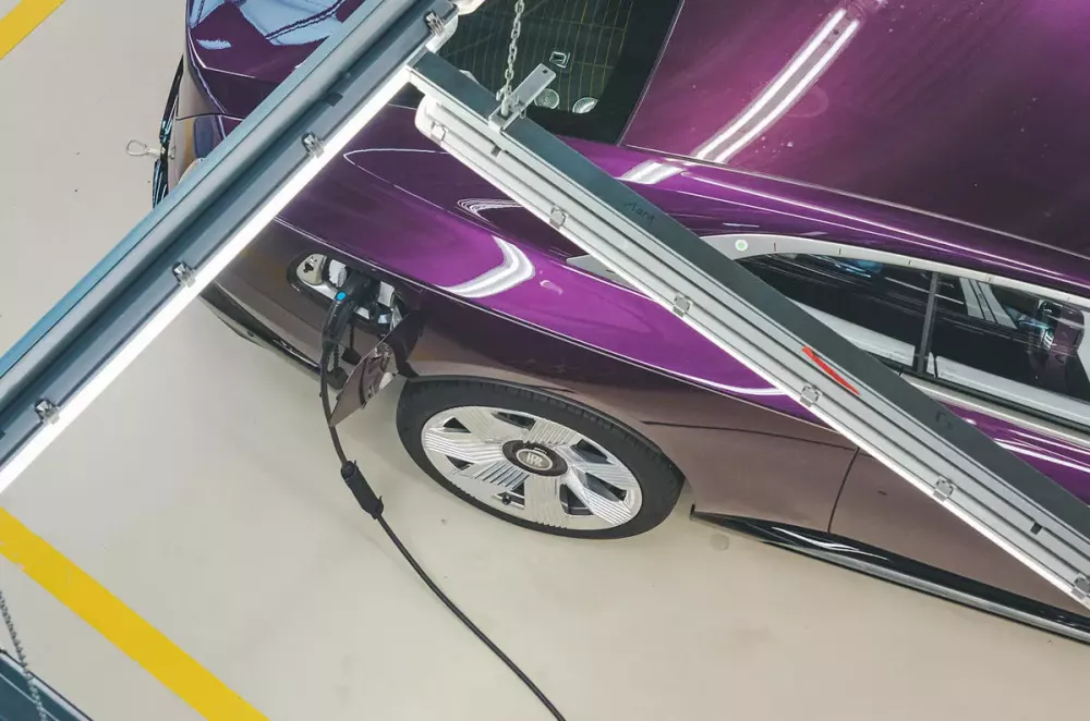 Cổng sạc của Rolls-Royce Spectre được lắp ráp ở cuối dây chuyền sản xuất Cổng sạc của Rolls-Royce Spectre được lắp ráp ở cuối dây chuyền sản xuất