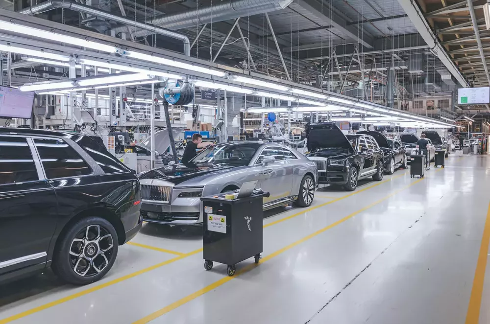 600 người đang làm việc tại dây chuyền sản xuất của Rolls-Royce ở nhà máy Goodwood. 600 người đang làm việc tại dây chuyền sản xuất của Rolls-Royce ở nhà máy Goodwood.