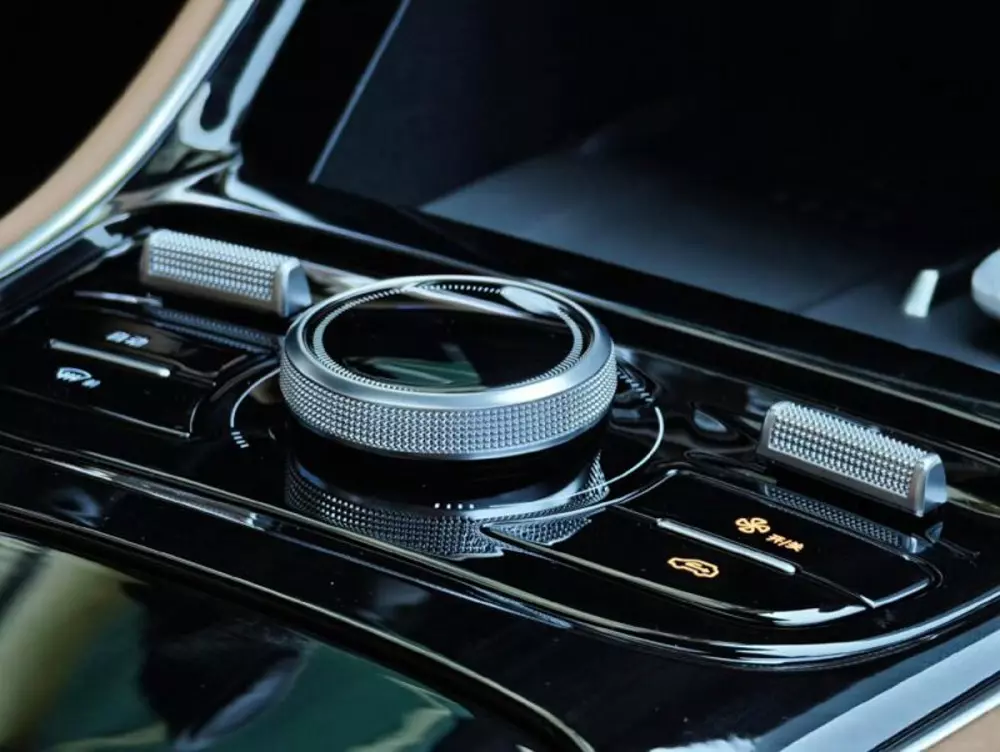 Núm xoay vật lý trên cụm điều khiển trung tâm của Geely Galaxy A7 Núm xoay vật lý trên cụm điều khiển trung tâm của Geely Galaxy A7