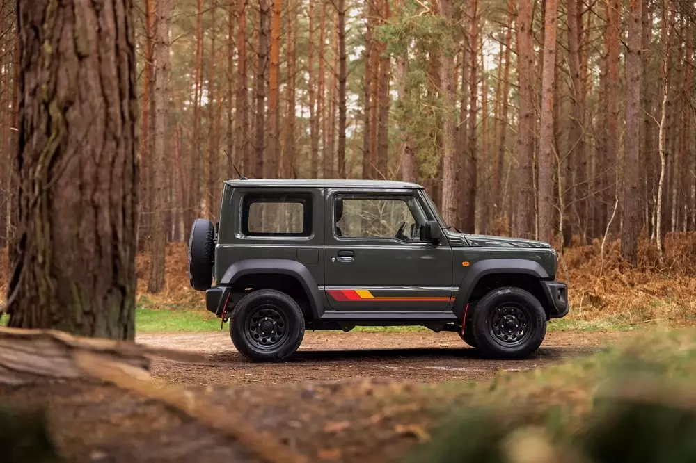 Suzuki Jimny 55th Anniversary có thêm đề-can mang phong cách cổ điển Suzuki Jimny 55th Anniversary có thêm đề-can mang phong cách cổ điển