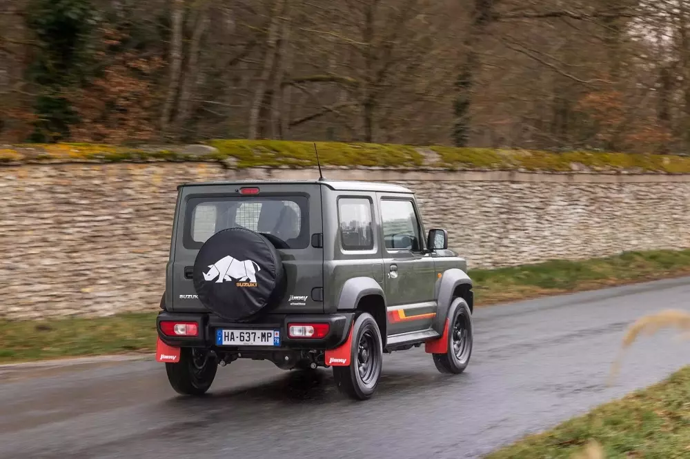 Bọc vải với logo chú tê giác ở lốp dự phòng của Suzuki Jimny 55th Anniversary Bọc vải với logo chú tê giác ở lốp dự phòng của Suzuki Jimny 55th Anniversary