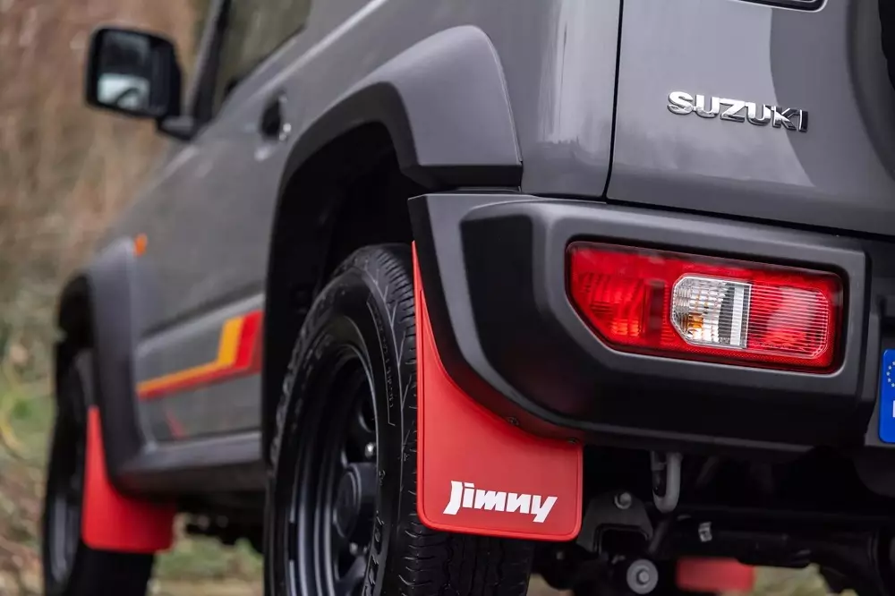 Suzuki Jimny 55th Anniversary có thêm chắn bùn màu đỏ Suzuki Jimny 55th Anniversary có thêm chắn bùn màu đỏ