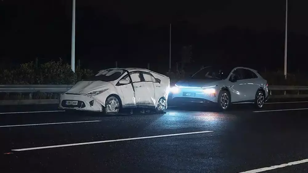 Xpeng G7 trong bài kiểm tra ban đêm ở tốc độ 120 km/h Xpeng G7 trong bài kiểm tra ban đêm ở tốc độ 120 km/h