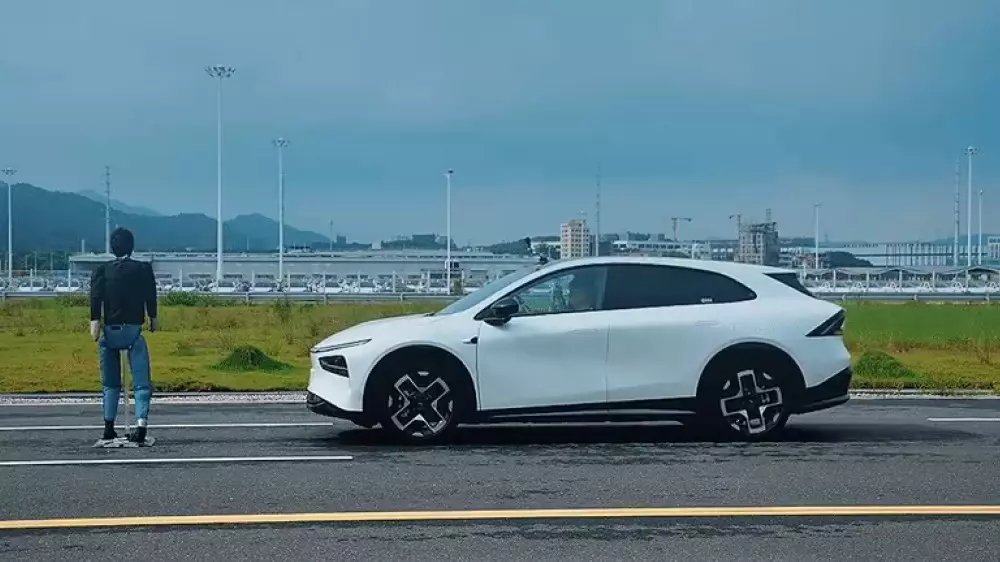 Xpeng G7 trong bài kiểm tra hệ thống phanh khẩn cấp tự động với người đi bộ đứng im Xpeng G7 trong bài kiểm tra hệ thống phanh khẩn cấp tự động với người đi bộ đứng im