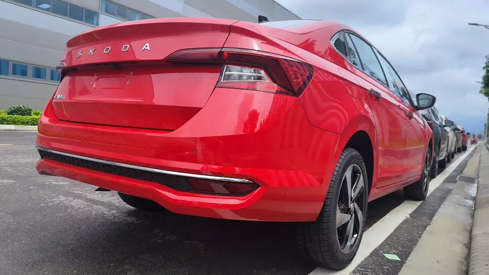 Skoda Slavia dùng chung động cơ tăng áp 1.0L với Kushaq Skoda Slavia dùng chung động cơ tăng áp 1.0L với Kushaq