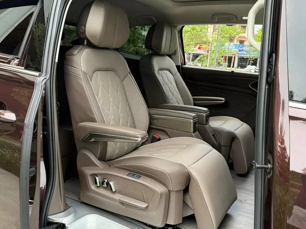 Hai ghế thương gia ở hàng ghế giữa của Volkswagen Viloran Hai ghế thương gia ở hàng ghế giữa của Volkswagen Viloran