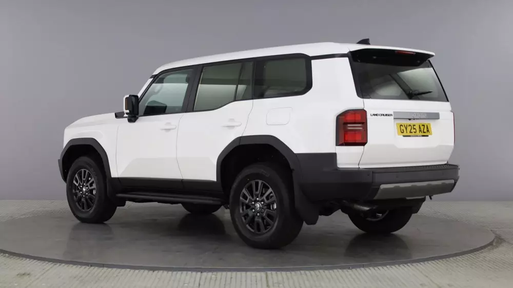 Toyota Land Cruiser Commercial là đối thủ của Land Rover Defender Hard Top 110 Toyota Land Cruiser Commercial là đối thủ của Land Rover Defender Hard Top 110
