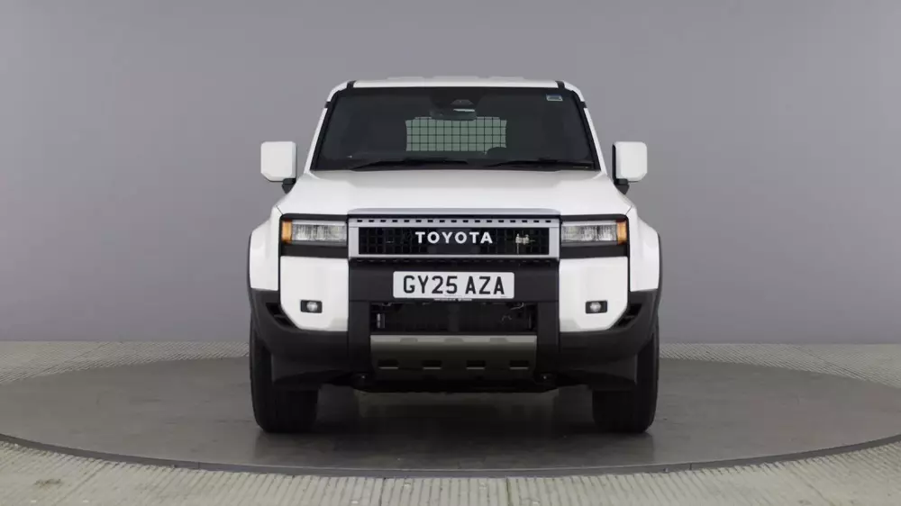 Tuy là xe van nhưng Toyota Land Cruiser Commercial vẫn có trang bị tiện nghi và an toàn khá phong phú Tuy là xe van nhưng Toyota Land Cruiser Commercial vẫn có trang bị tiện nghi và an toàn khá phong phú