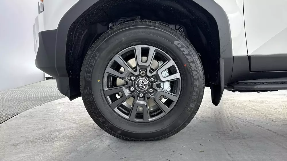 Toyota Land Cruiser Commercial dùng vành 18 inch Toyota Land Cruiser Commercial dùng vành 18 inch